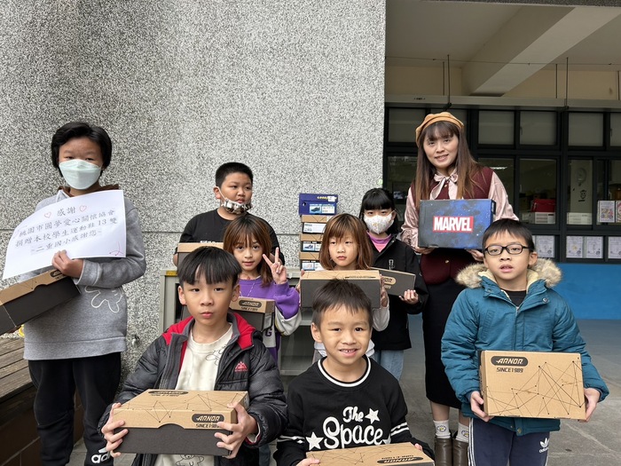 「鞋助偏鄉 聖誕傳愛」捐贈活動合照圖片